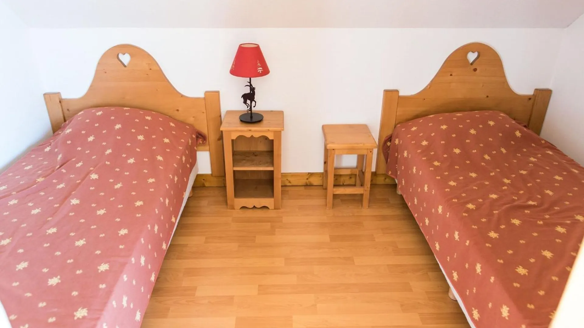 Great Holiday Home Near Lake Annecy Giez Lägenhet